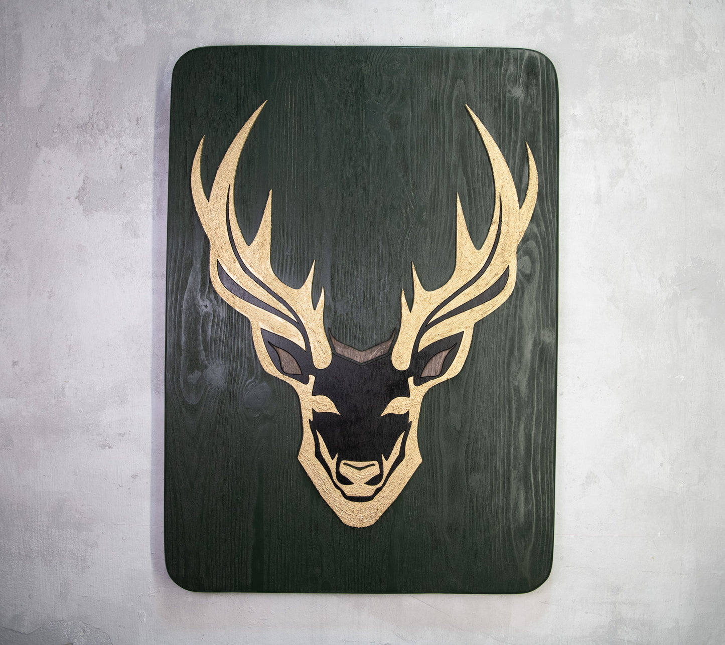 Χειροποίητος Ξύλινος Πίνακας με Ελάφι – Χρυσά Κέρατα & Πράσινο Φόντο | Μοντέρνα Rustic Διακόσμηση Τοίχου