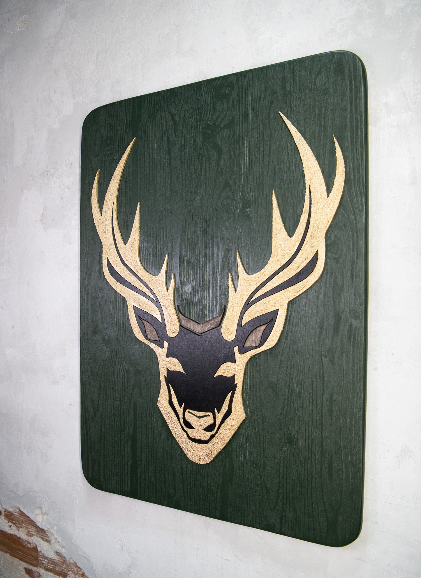 Χειροποίητος Ξύλινος Πίνακας με Ελάφι – Χρυσά Κέρατα & Πράσινο Φόντο | Μοντέρνα Rustic Διακόσμηση Τοίχου