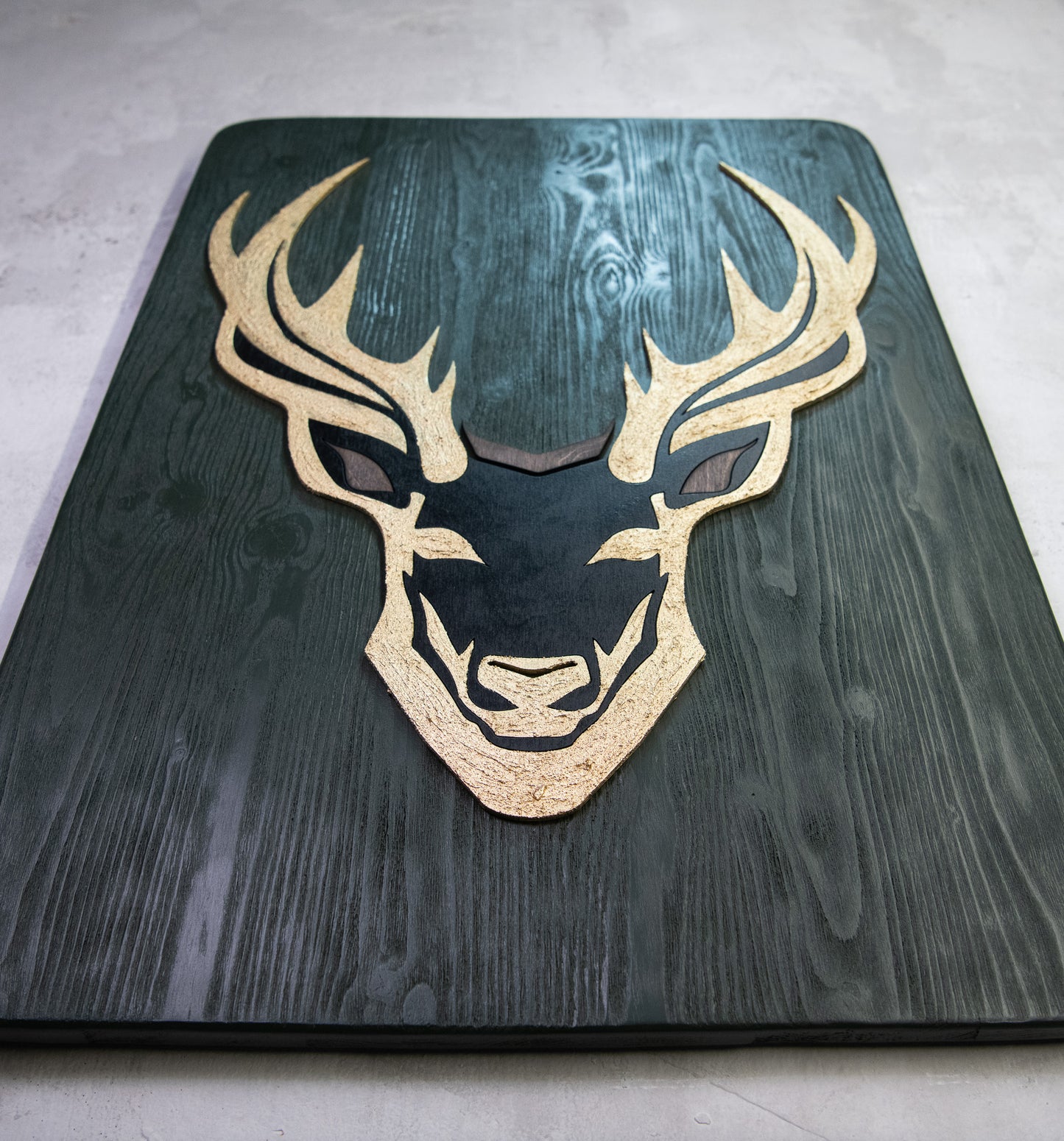 Χειροποίητος Ξύλινος Πίνακας με Ελάφι – Χρυσά Κέρατα & Πράσινο Φόντο | Μοντέρνα Rustic Διακόσμηση Τοίχου