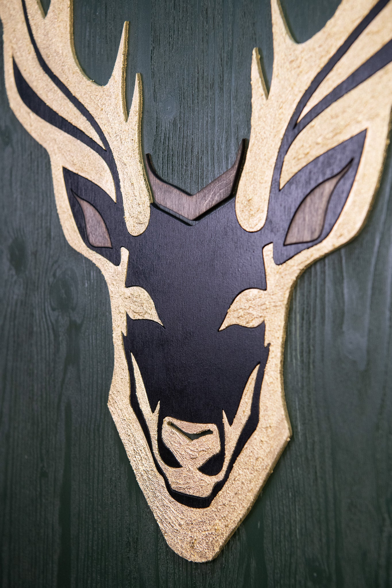 Χειροποίητος Ξύλινος Πίνακας με Ελάφι – Χρυσά Κέρατα & Πράσινο Φόντο | Μοντέρνα Rustic Διακόσμηση Τοίχου