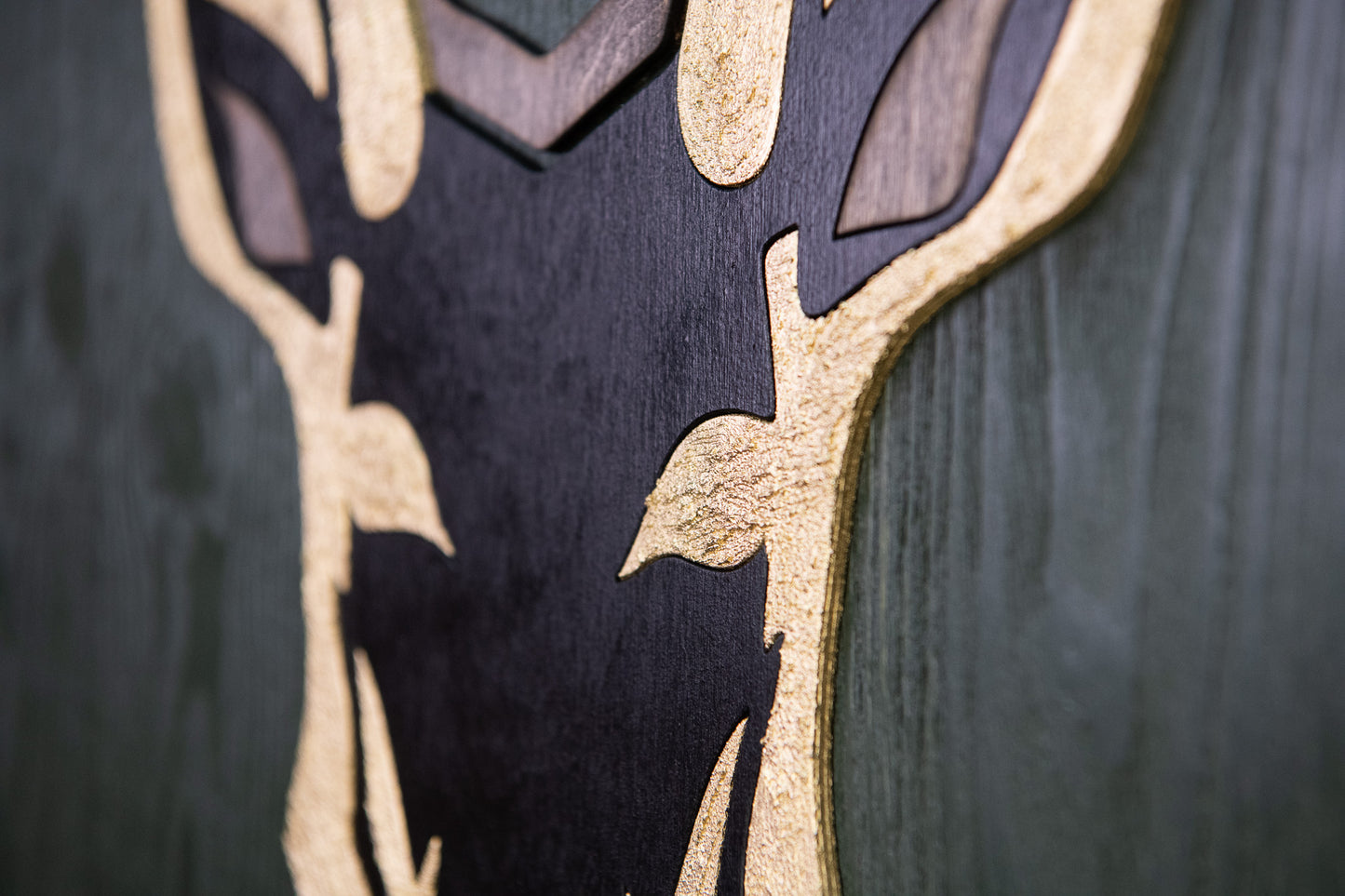 Χειροποίητος Ξύλινος Πίνακας με Ελάφι – Χρυσά Κέρατα & Πράσινο Φόντο | Μοντέρνα Rustic Διακόσμηση Τοίχου