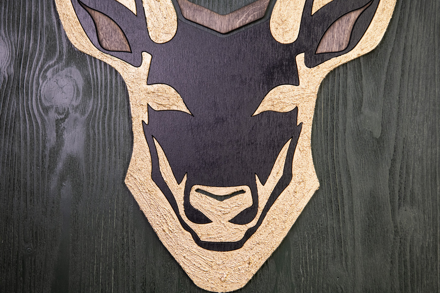 Χειροποίητος Ξύλινος Πίνακας με Ελάφι – Χρυσά Κέρατα & Πράσινο Φόντο | Μοντέρνα Rustic Διακόσμηση Τοίχου