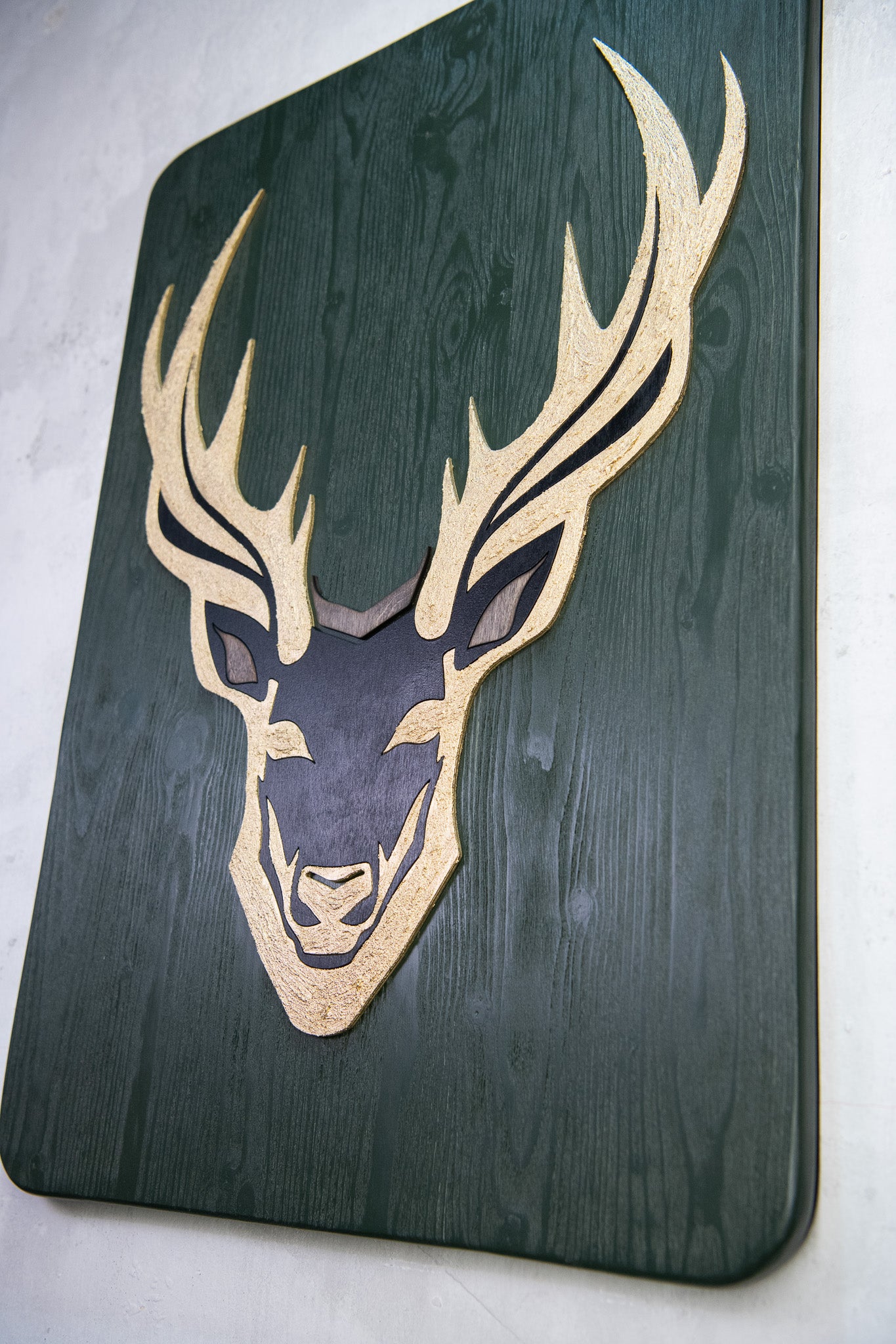 Χειροποίητος Ξύλινος Πίνακας με Ελάφι – Χρυσά Κέρατα & Πράσινο Φόντο | Μοντέρνα Rustic Διακόσμηση Τοίχου