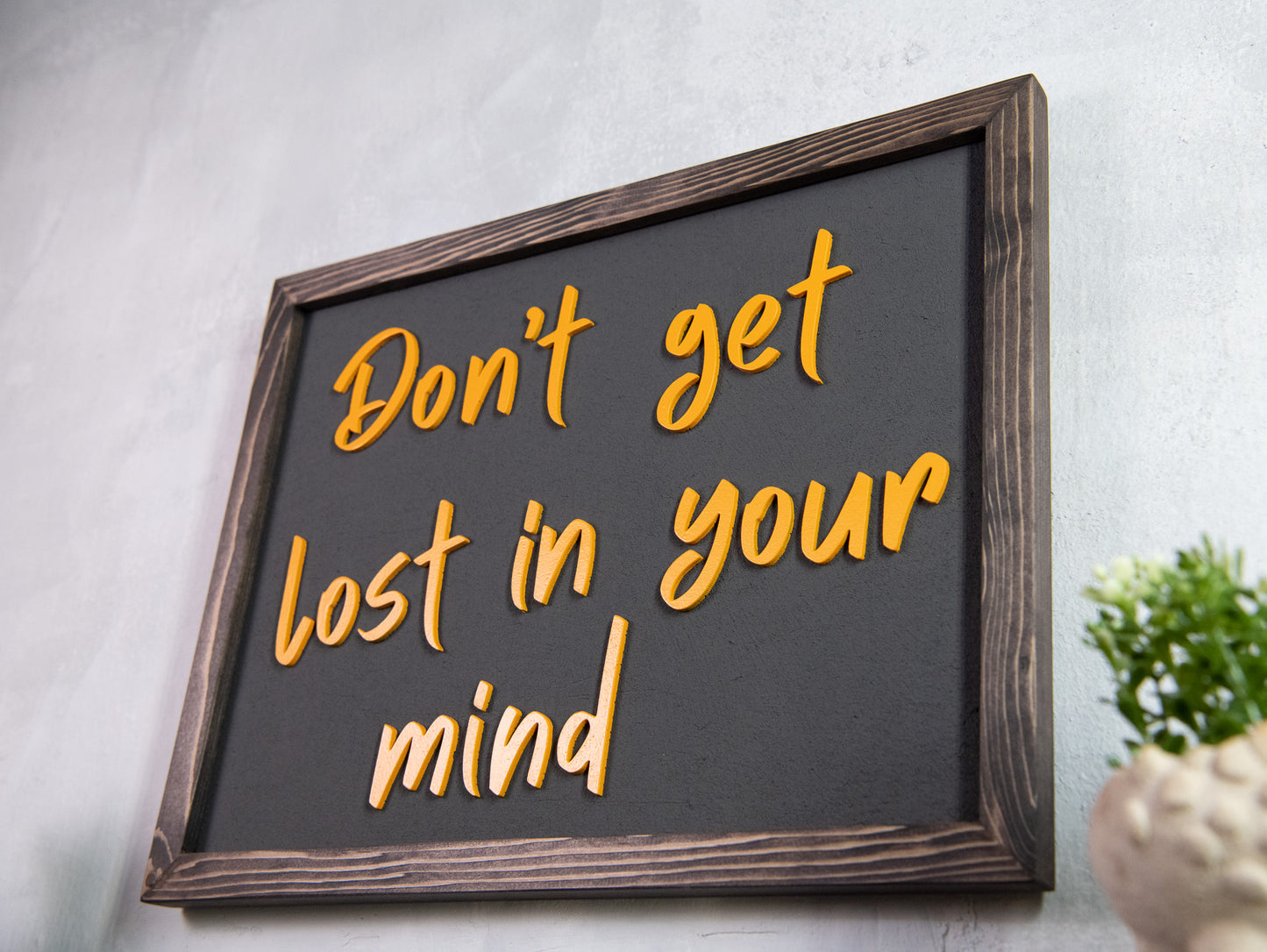 Ξύλινη Πινακίδα Τοίχου – Don’t Get Lost in Your Mind – Χειροποίητη με Εφέ Τσιμέντου