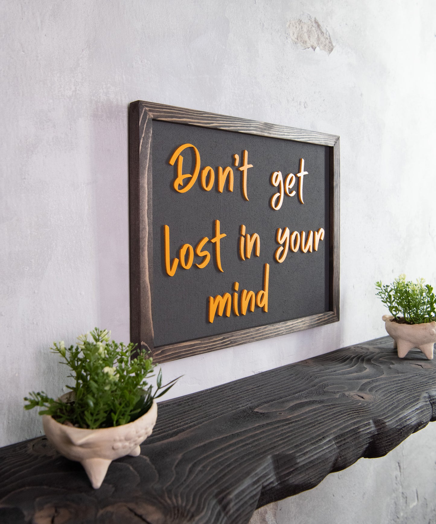Ξύλινη Πινακίδα Τοίχου – Don’t Get Lost in Your Mind – Χειροποίητη με Εφέ Τσιμέντου