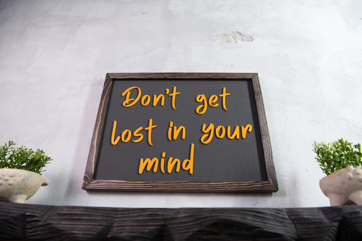 Ξύλινη Πινακίδα Τοίχου – Don’t Get Lost in Your Mind – Χειροποίητη με Εφέ Τσιμέντου