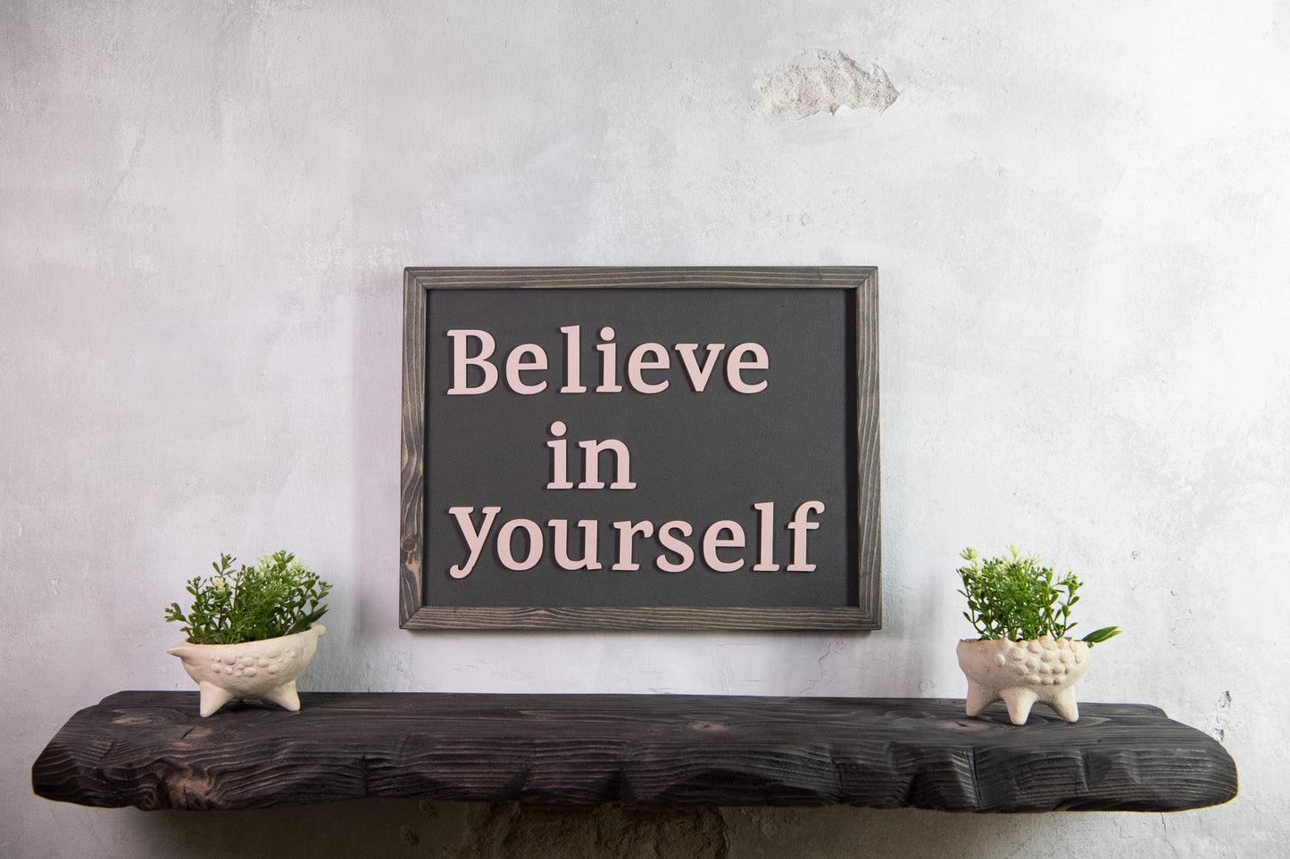 Ξύλινη Πινακίδα Τοίχου – Believe in Yourself – Χειροποίητη με Εφέ Τσιμέντου