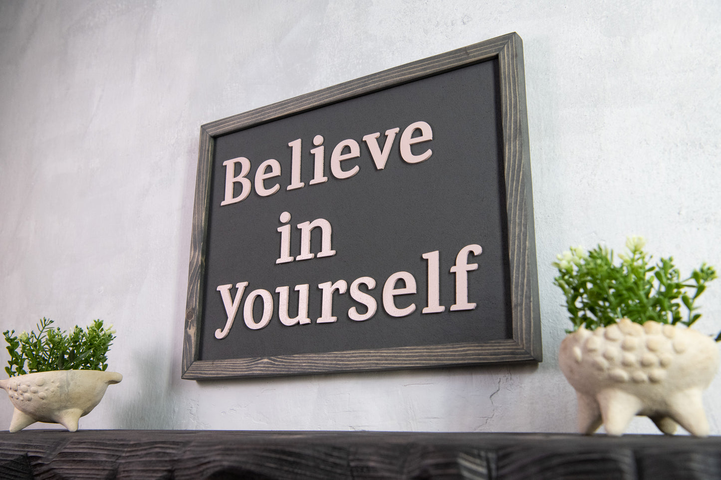 Ξύλινη Πινακίδα Τοίχου – Believe in Yourself – Χειροποίητη με Εφέ Τσιμέντου