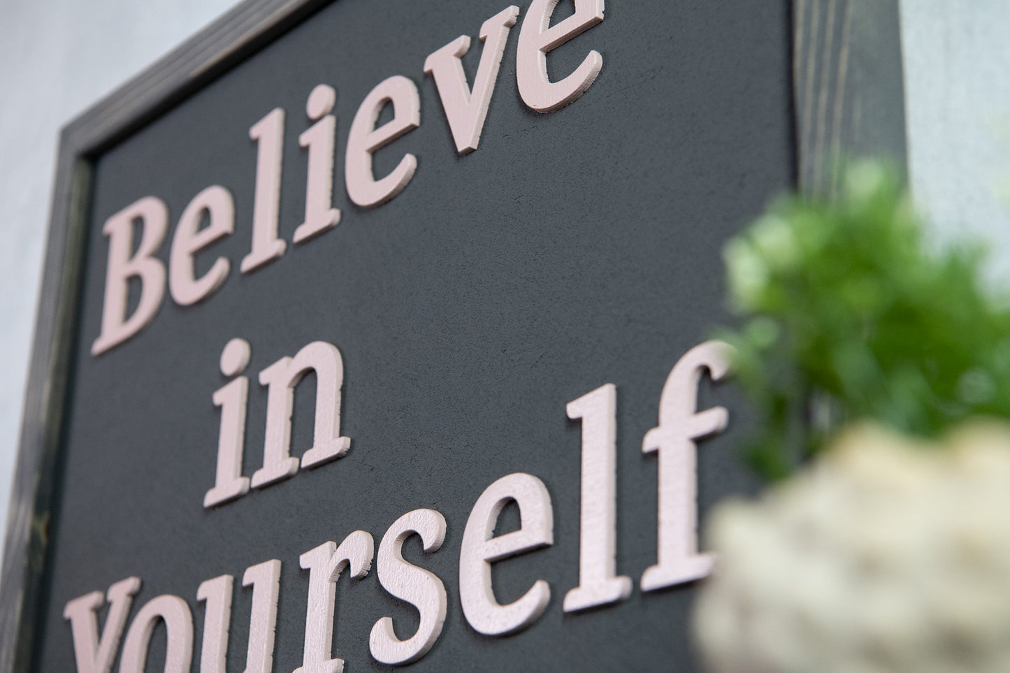 Ξύλινη Πινακίδα Τοίχου – Believe in Yourself – Χειροποίητη με Εφέ Τσιμέντου