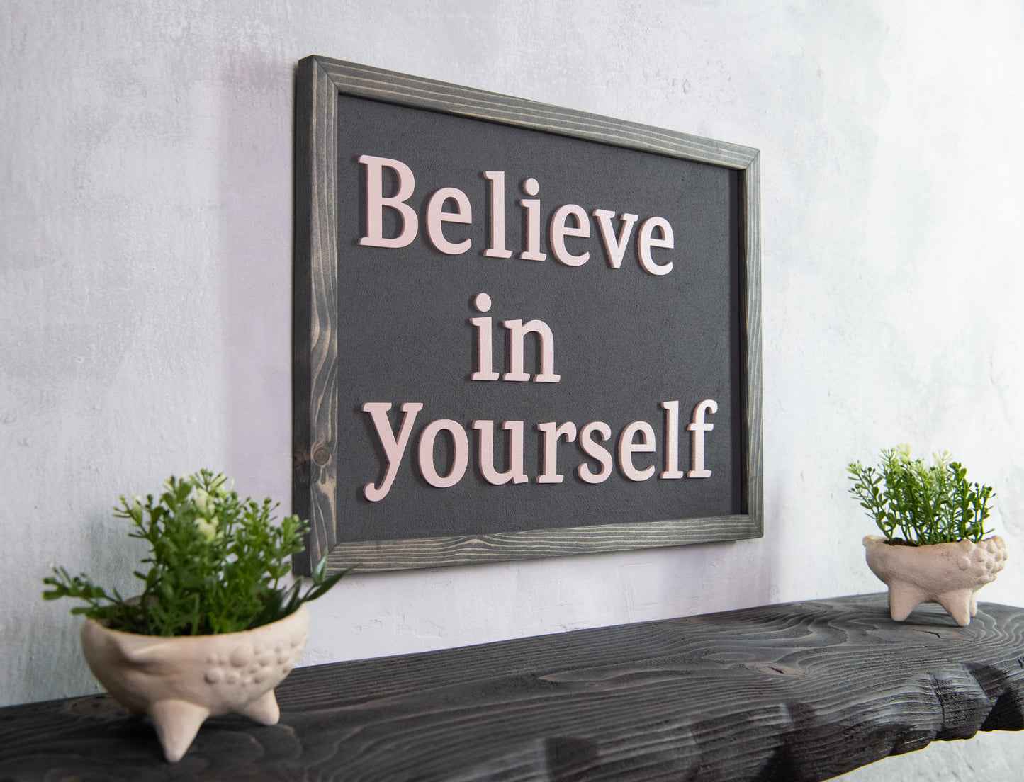 Ξύλινη Πινακίδα Τοίχου – Believe in Yourself – Χειροποίητη με Εφέ Τσιμέντου