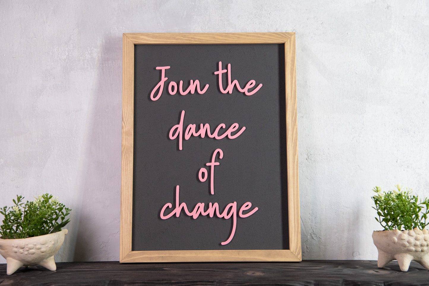 Join the Dance of Change – Χειροποίητη Ξύλινη Πινακίδα Τοίχου με Εμπνευσμένο Ρητό απο τον Alan Watts