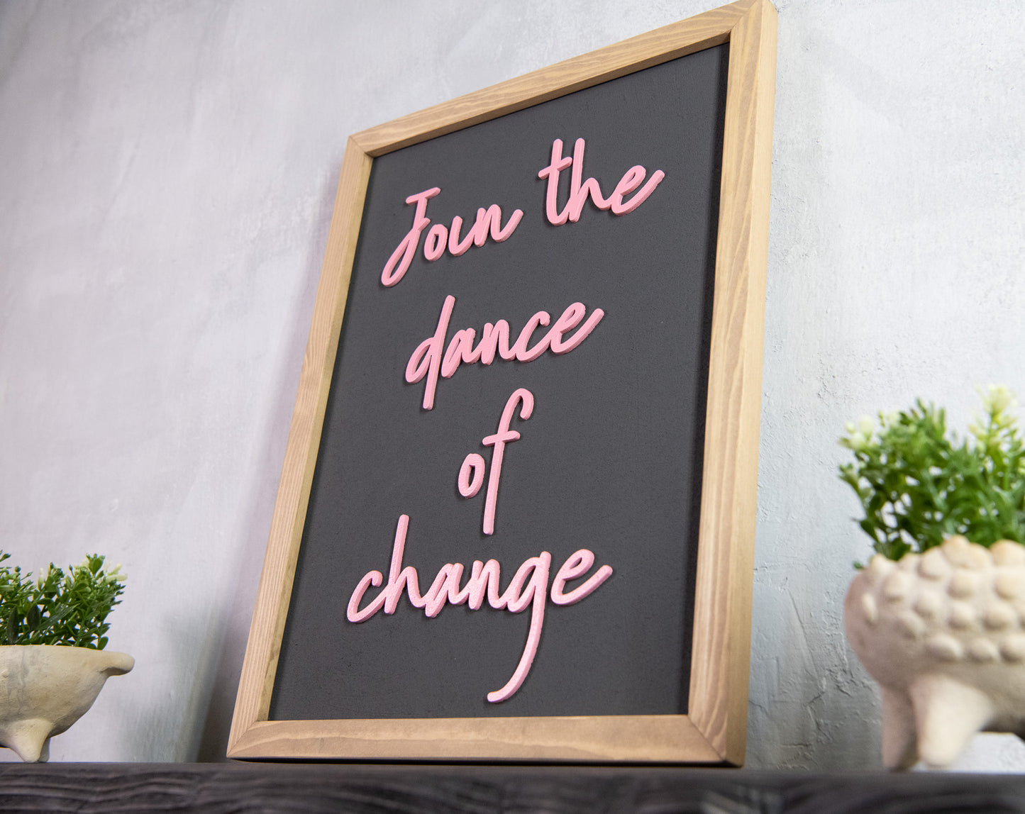 Join the Dance of Change – Χειροποίητη Ξύλινη Πινακίδα Τοίχου με Εμπνευσμένο Ρητό απο τον Alan Watts