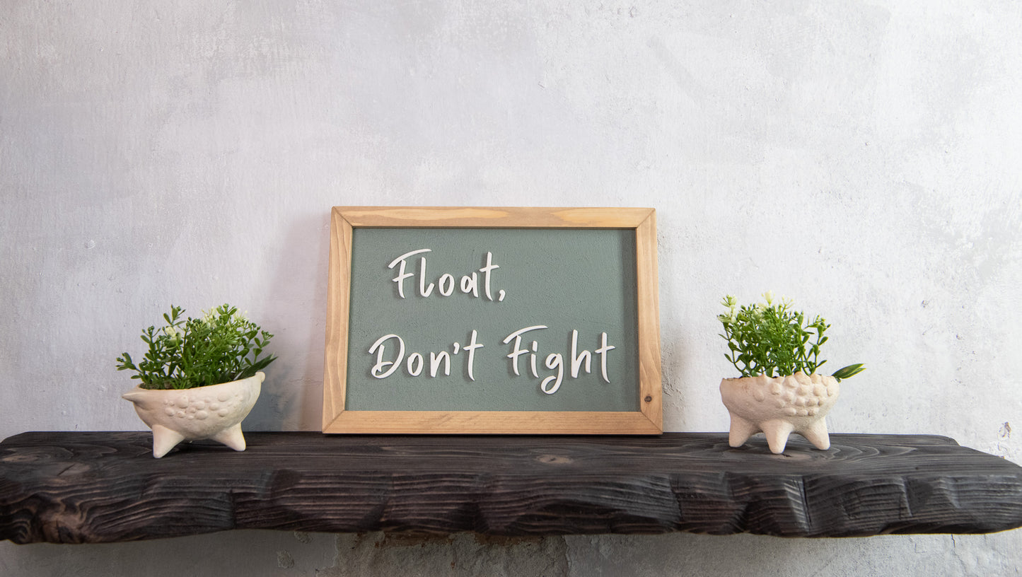 Float, Don’t Fight  – χειροποίητη ξύλινη πινακίδα με εφέ τσιμέντου 