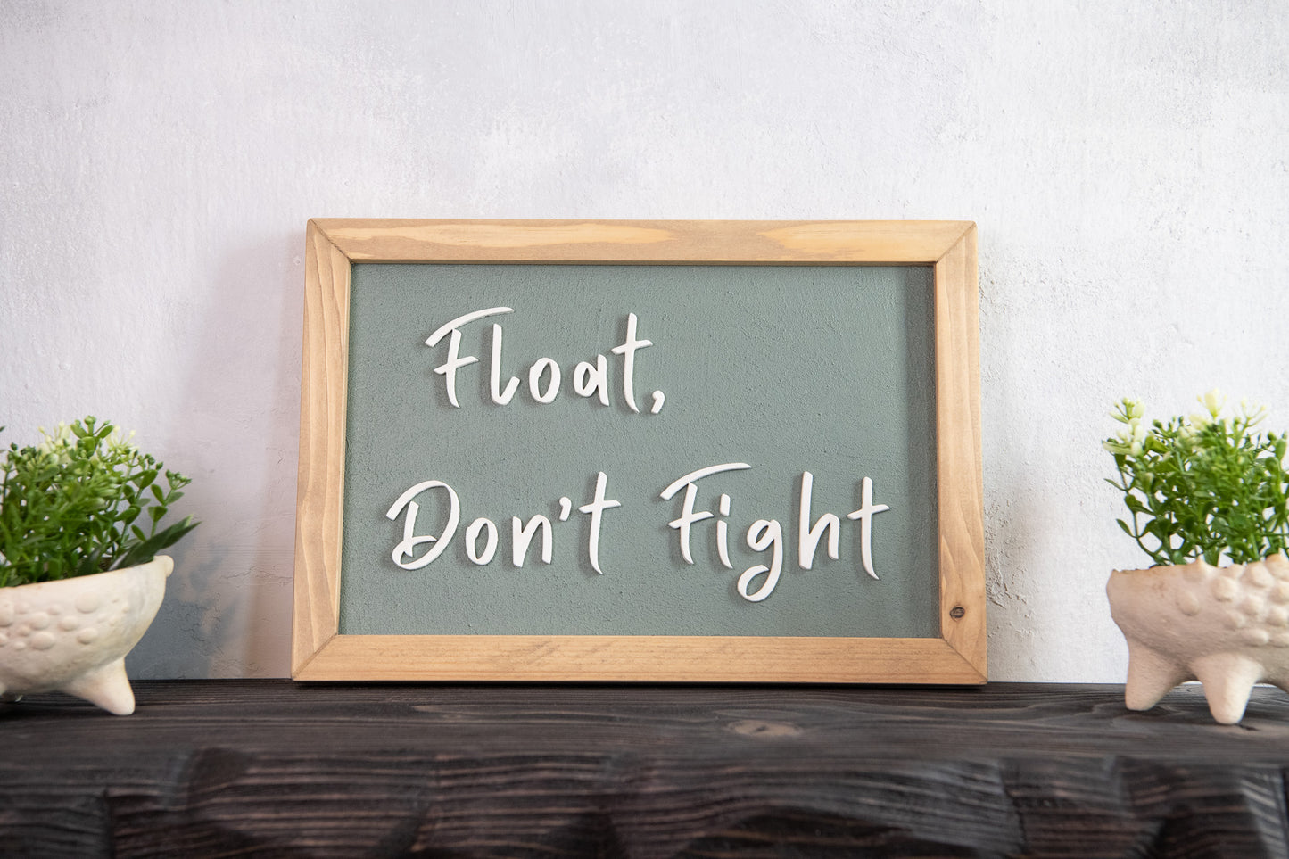 Float, Don’t Fight  – χειροποίητη ξύλινη πινακίδα με εφέ τσιμέντου 