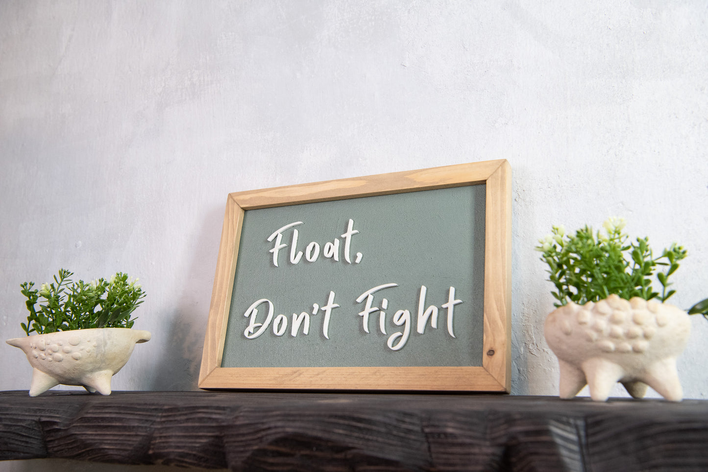 Float, Don’t Fight  – χειροποίητη ξύλινη πινακίδα με εφέ τσιμέντου 