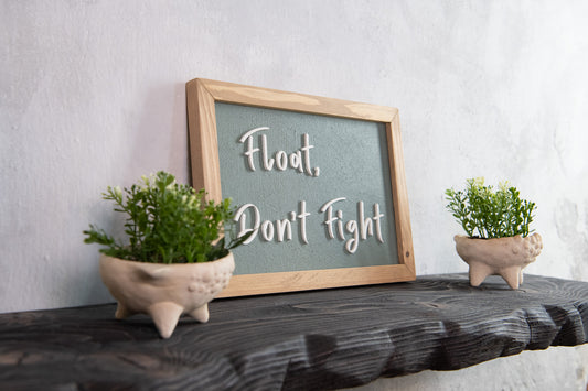 Float, Don’t Fight  – χειροποίητη ξύλινη πινακίδα με εφέ τσιμέντου 