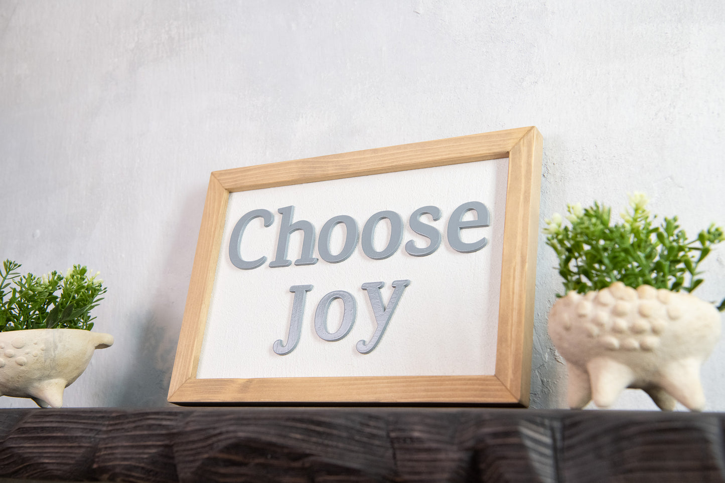 Choose Joy  –  Χειροποίητη ξύλινη πινακίδα με εφέ τσιμέντου