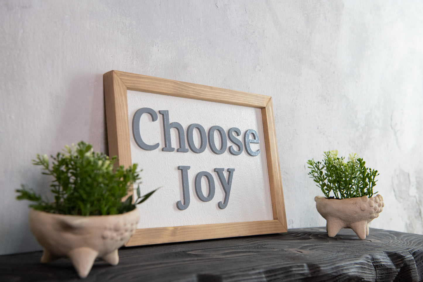 Choose Joy  –  Χειροποίητη ξύλινη πινακίδα με εφέ τσιμέντου