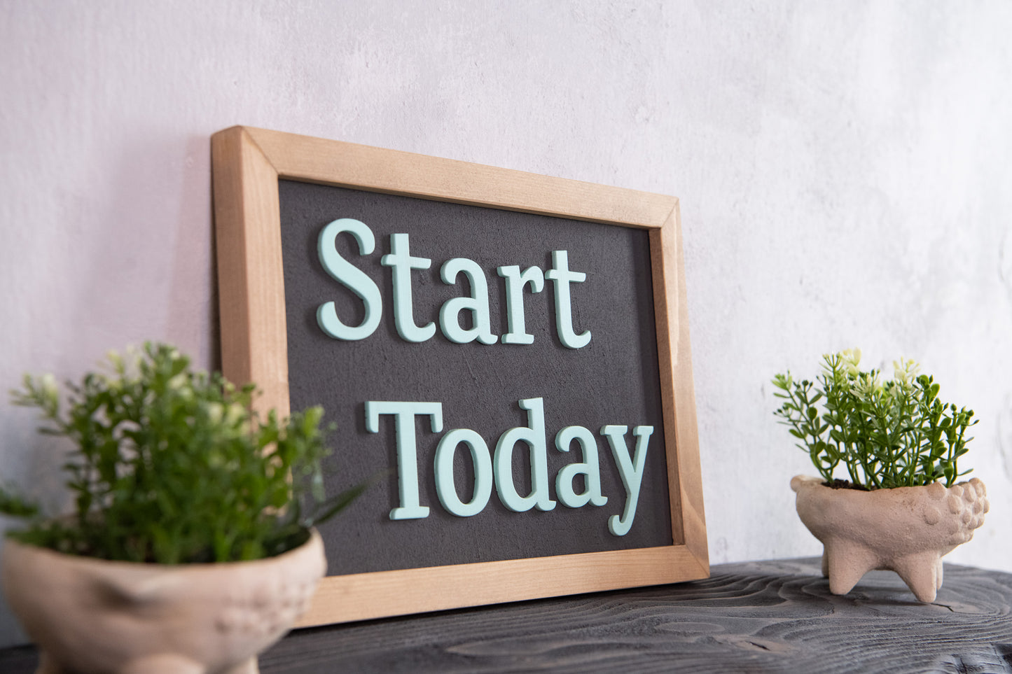 Ξύλινη Πινακίδα Τοίχου – Start Today – Χειροποίητη με Εφέ Τσιμέντου