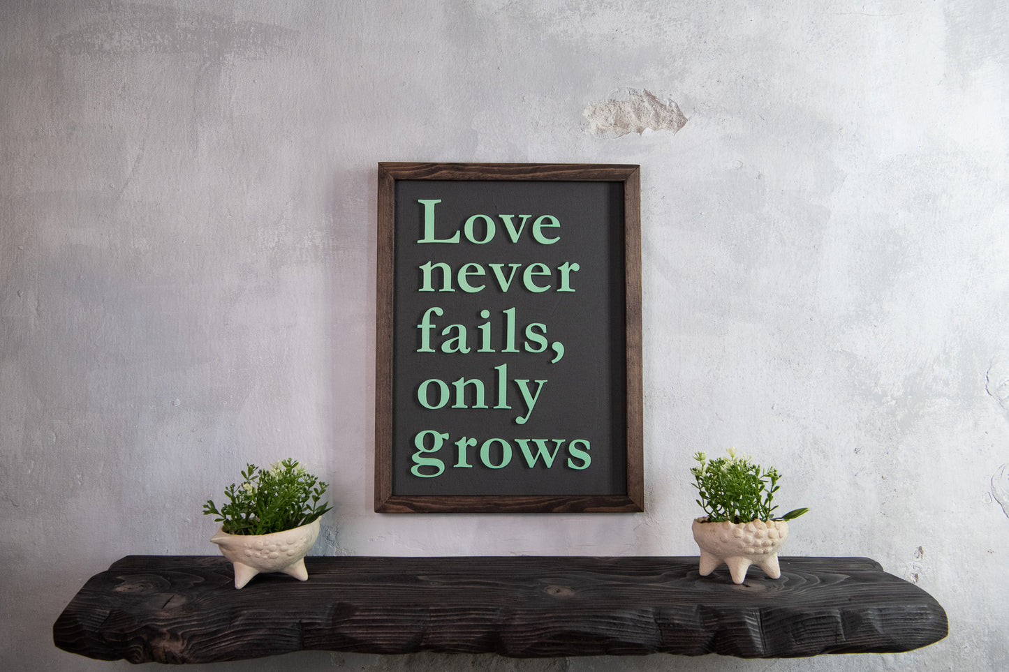 Ξύλινη Πινακίδα Τοίχου – Love Never Fails – Χειροποίητη με Εφέ Τσιμέντου