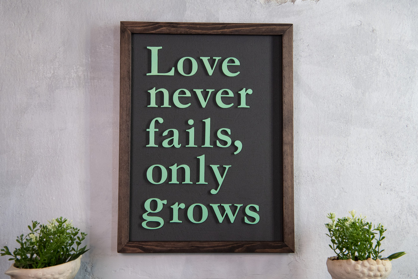 Ξύλινη Πινακίδα Τοίχου – Love Never Fails – Χειροποίητη με Εφέ Τσιμέντου