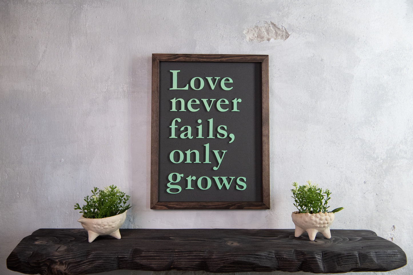 Ξύλινη Πινακίδα Τοίχου – Love Never Fails – Χειροποίητη με Εφέ Τσιμέντου