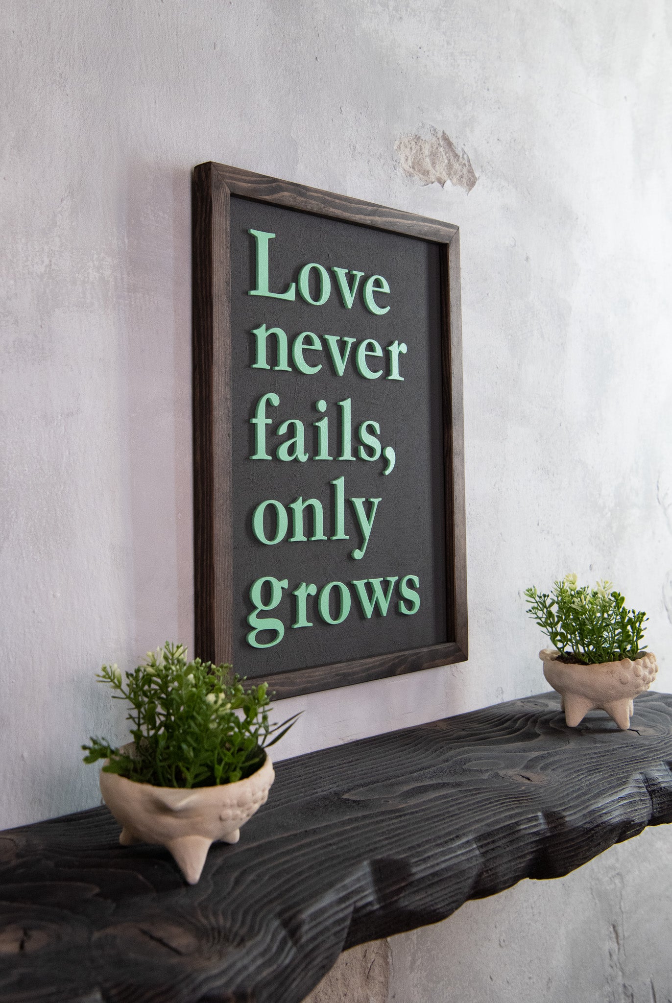 Ξύλινη Πινακίδα Τοίχου – Love Never Fails – Χειροποίητη με Εφέ Τσιμέντου