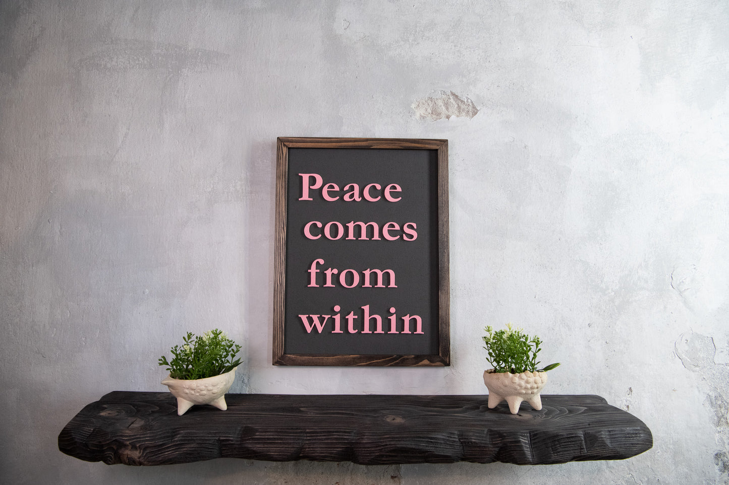 Ξύλινη Πινακίδα Τοίχου – Peace Comes from Within – Χειροποίητη με Εφέ Τσιμέντου