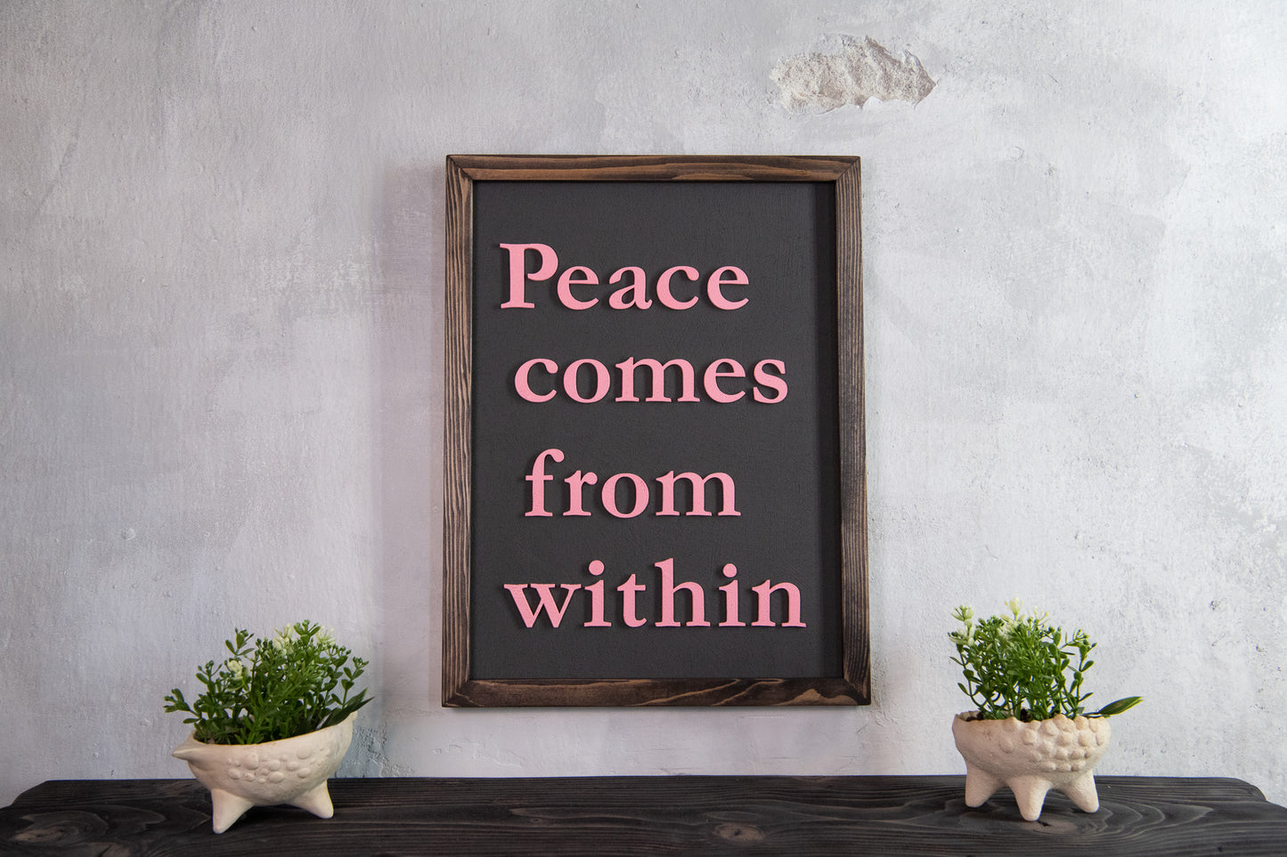 Ξύλινη Πινακίδα Τοίχου – Peace Comes from Within – Χειροποίητη με Εφέ Τσιμέντου