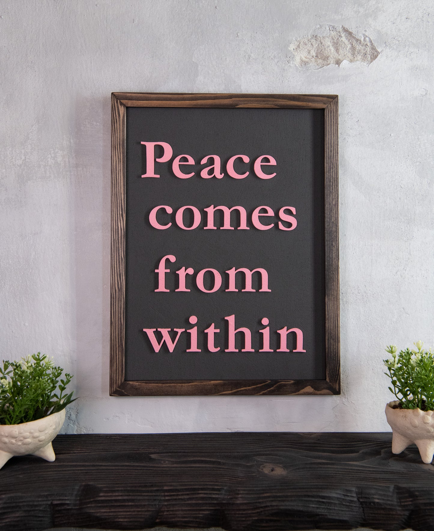Ξύλινη Πινακίδα Τοίχου – Peace Comes from Within – Χειροποίητη με Εφέ Τσιμέντου