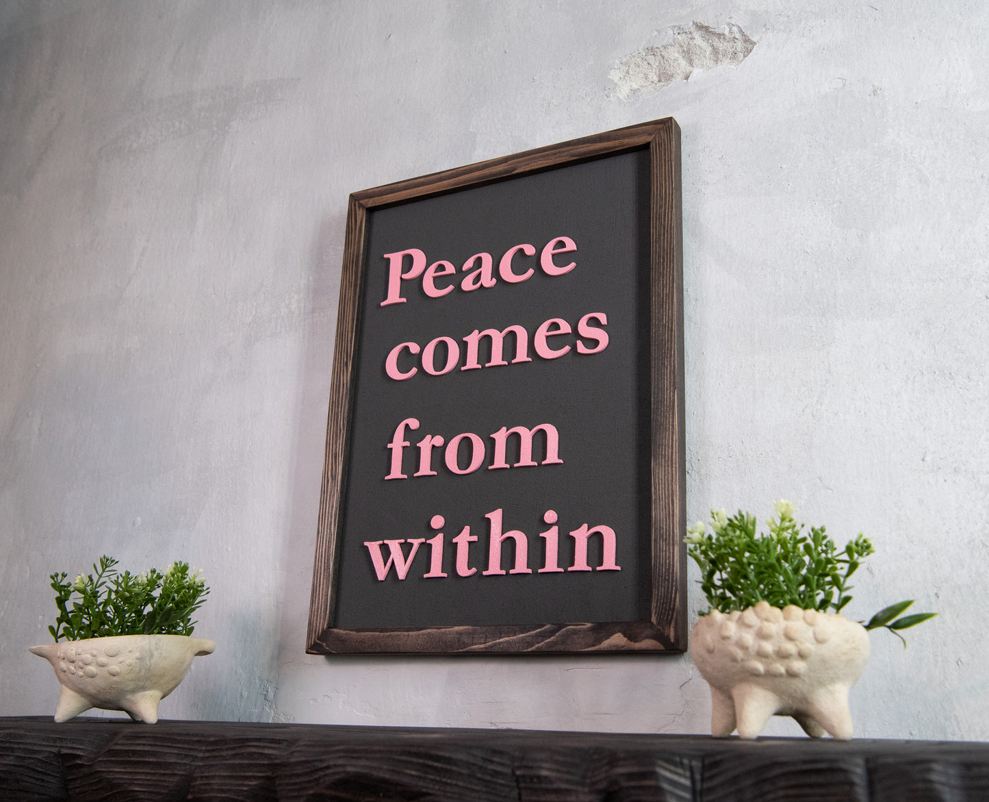 Ξύλινη Πινακίδα Τοίχου – Peace Comes from Within – Χειροποίητη με Εφέ Τσιμέντου