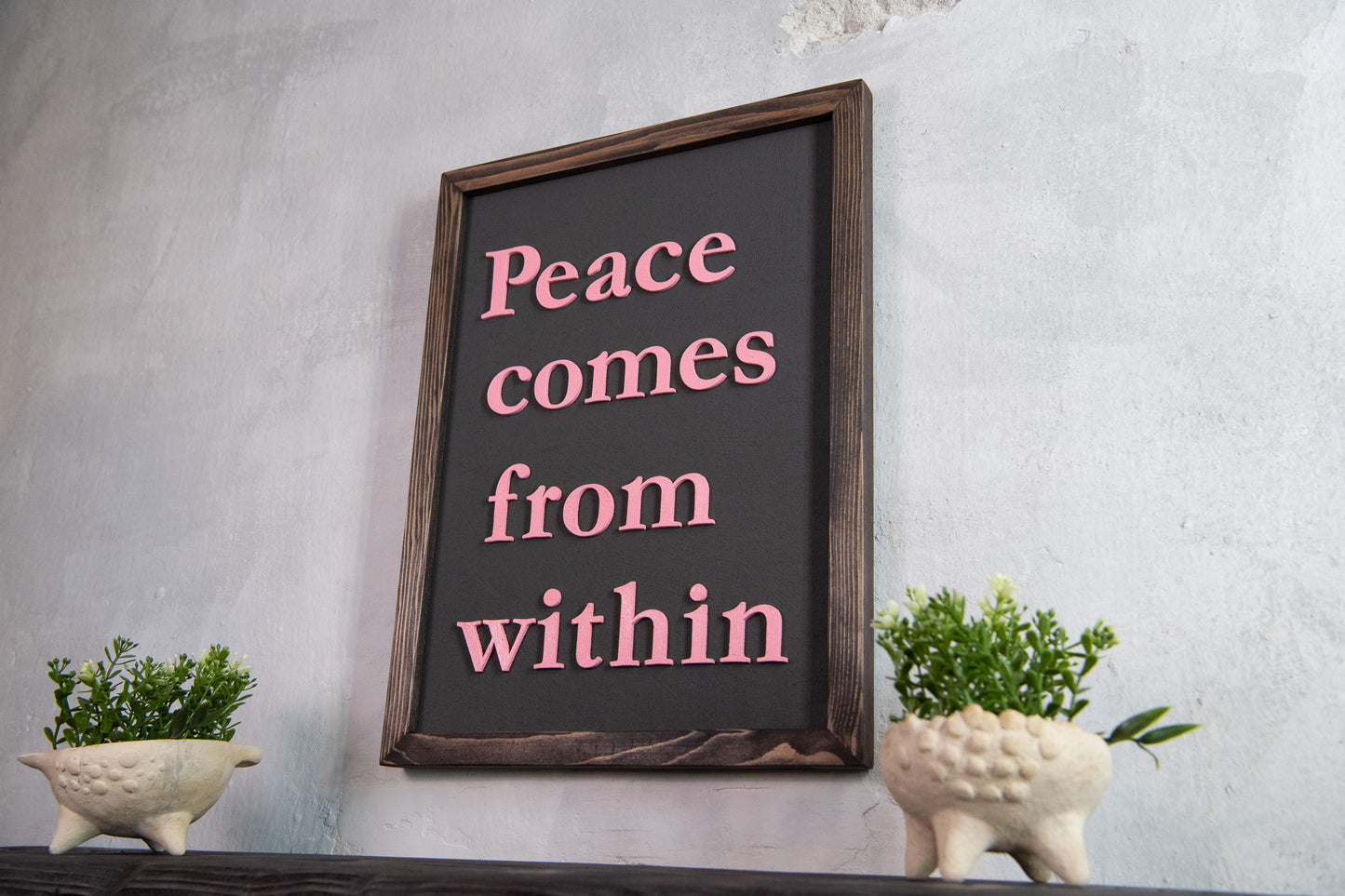 Ξύλινη Πινακίδα Τοίχου – Peace Comes from Within – Χειροποίητη με Εφέ Τσιμέντου