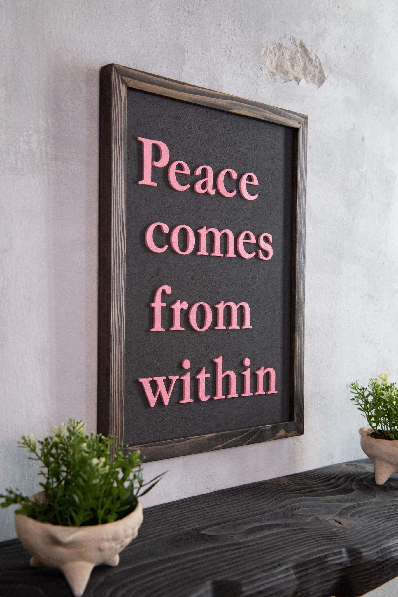 Ξύλινη Πινακίδα Τοίχου – Peace Comes from Within – Χειροποίητη με Εφέ Τσιμέντου