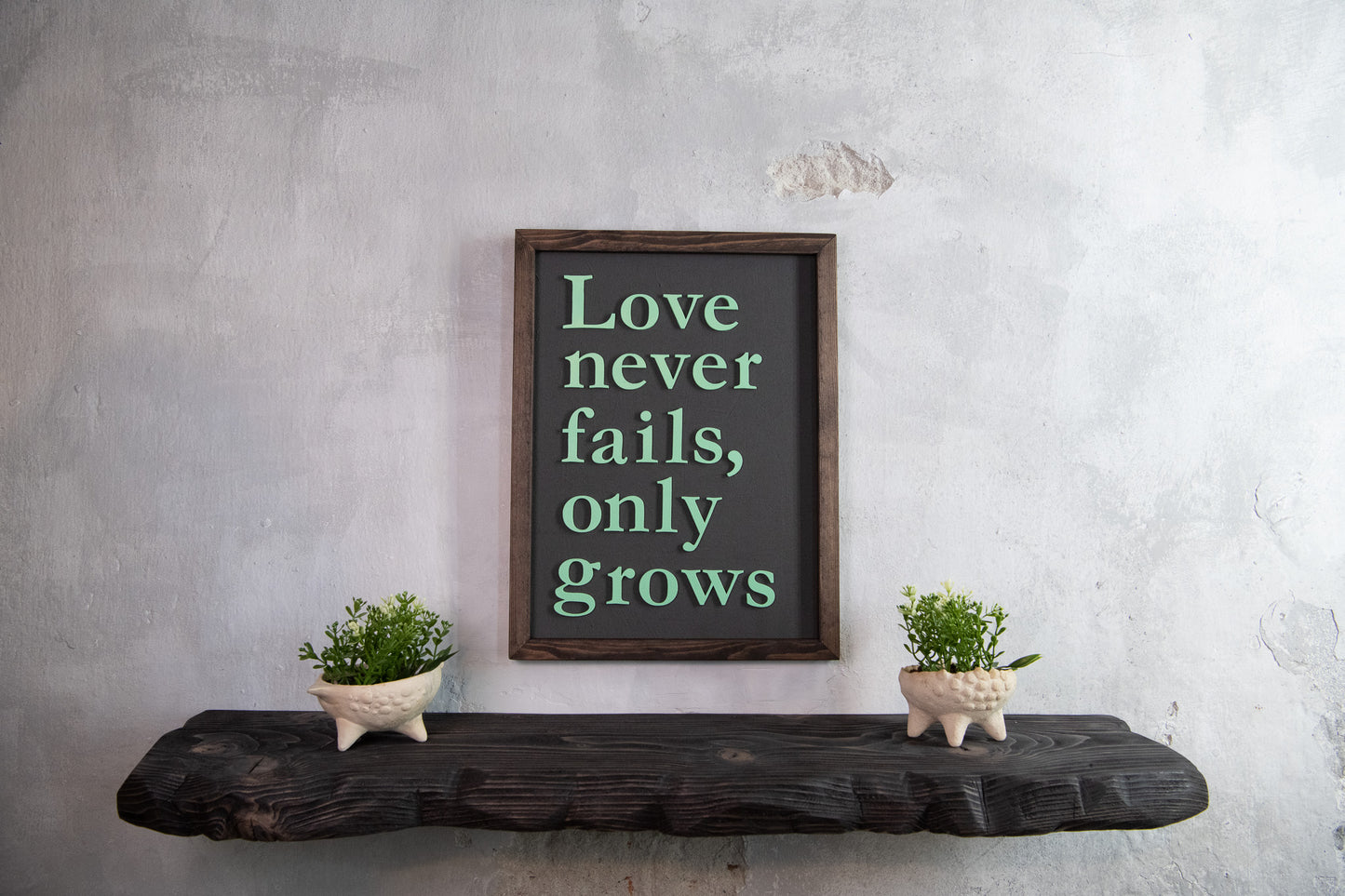 Ξύλινη Πινακίδα Τοίχου – Love Never Fails – Χειροποίητη με Εφέ Τσιμέντου