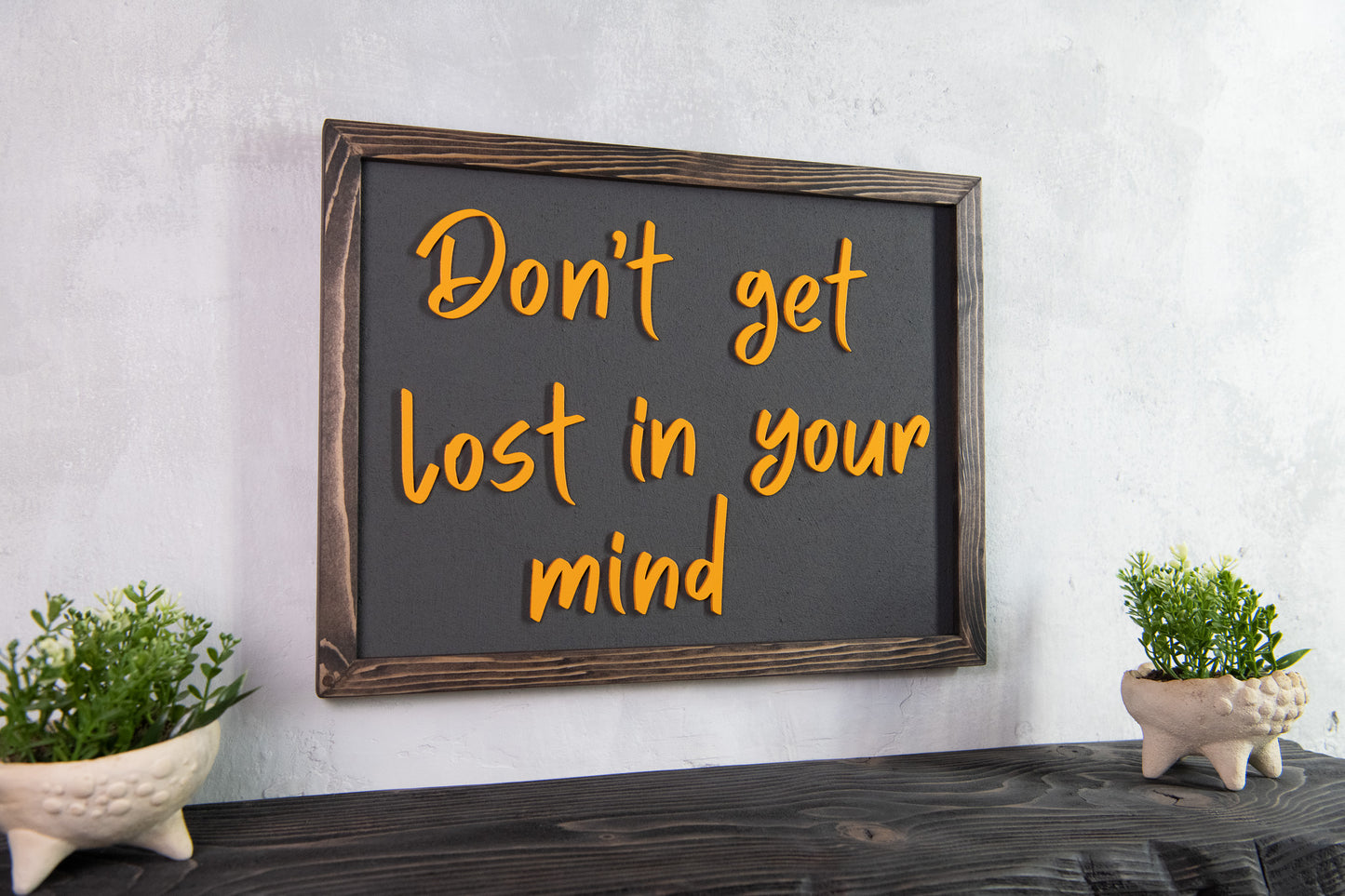 Ξύλινη Πινακίδα Τοίχου – Don’t Get Lost in Your Mind – Χειροποίητη με Εφέ Τσιμέντου