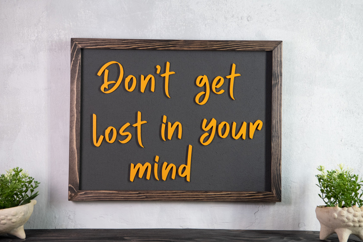 Ξύλινη Πινακίδα Τοίχου – Don’t Get Lost in Your Mind – Χειροποίητη με Εφέ Τσιμέντου
