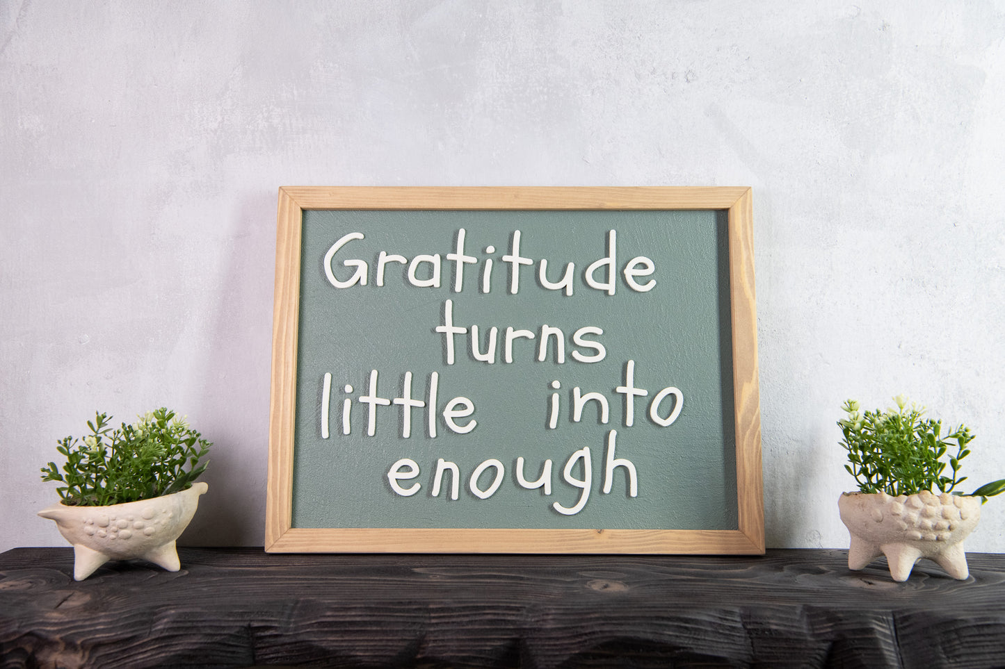 Ξύλινη Πινακίδα Τοίχου – Gratitude Turns Little into Enough – Χειροποίητη με Εφέ Τσιμέντου