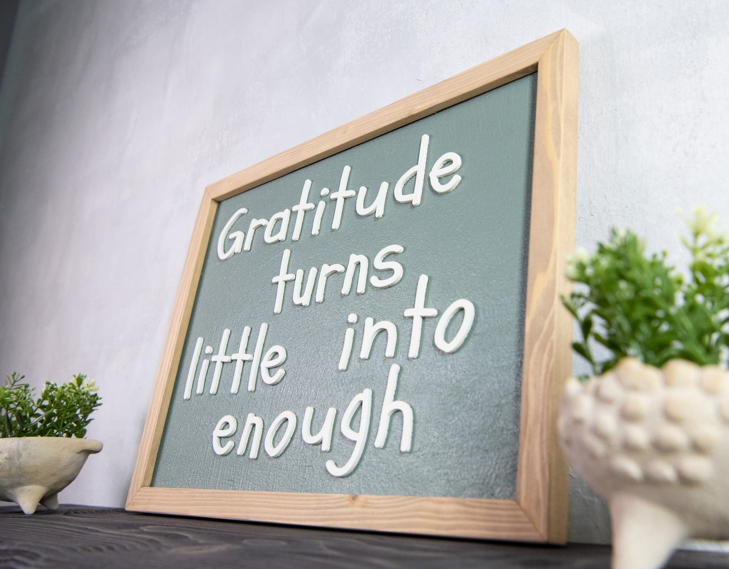 Ξύλινη Πινακίδα Τοίχου – Gratitude Turns Little into Enough – Χειροποίητη με Εφέ Τσιμέντου