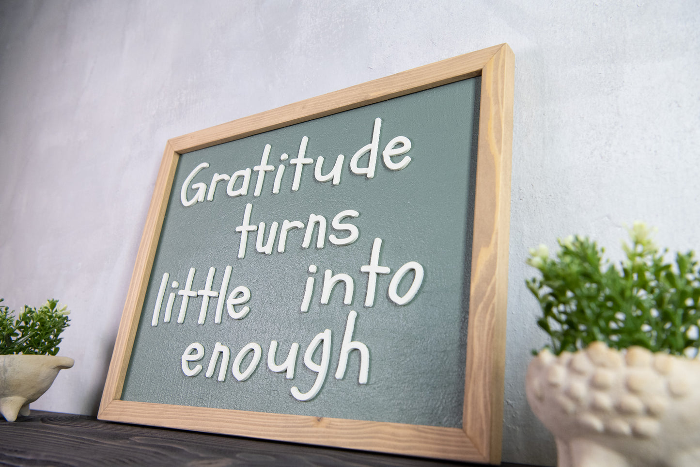 Ξύλινη Πινακίδα Τοίχου – Gratitude Turns Little into Enough – Χειροποίητη με Εφέ Τσιμέντου