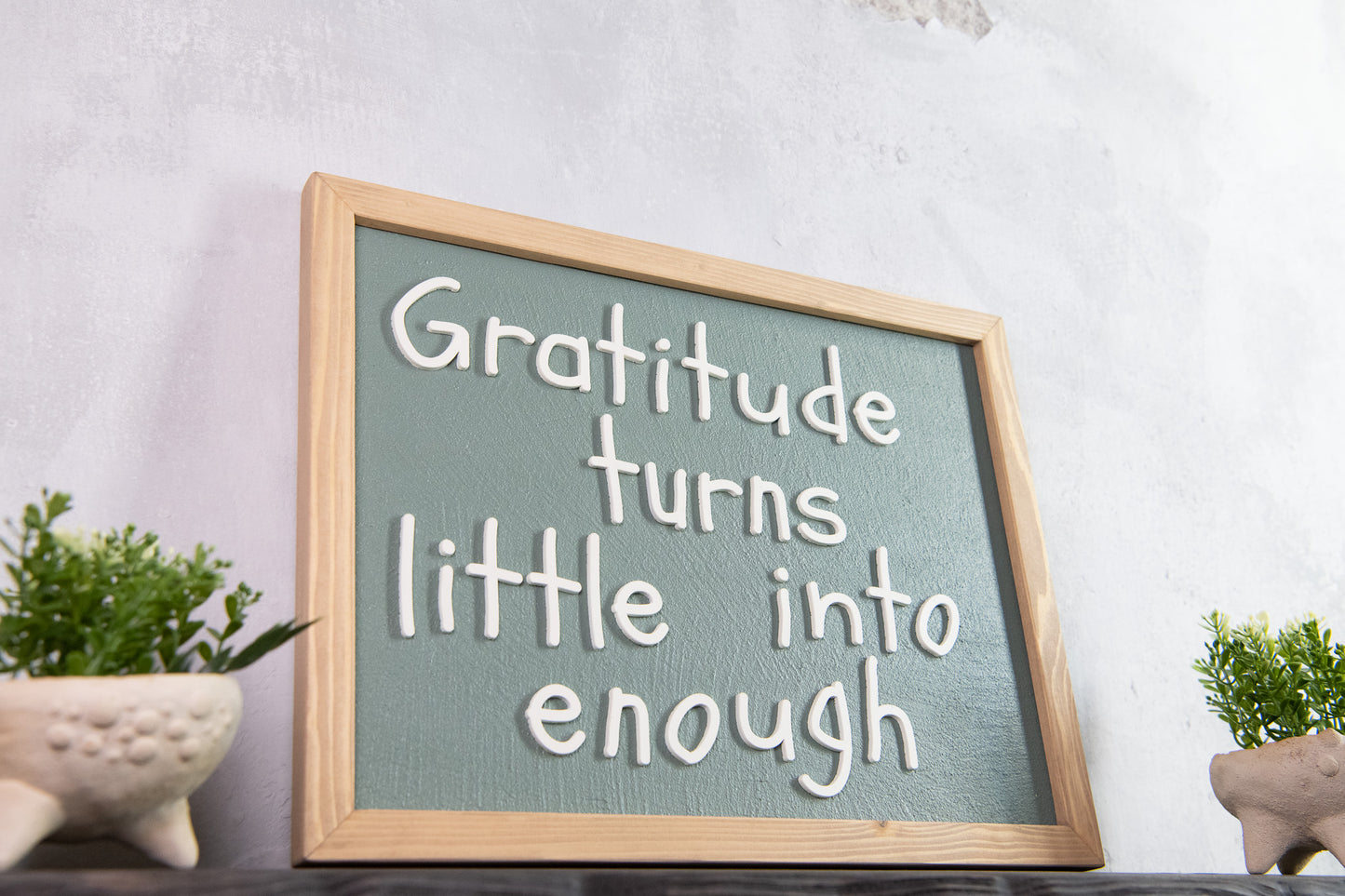 Ξύλινη Πινακίδα Τοίχου – Gratitude Turns Little into Enough – Χειροποίητη με Εφέ Τσιμέντου
