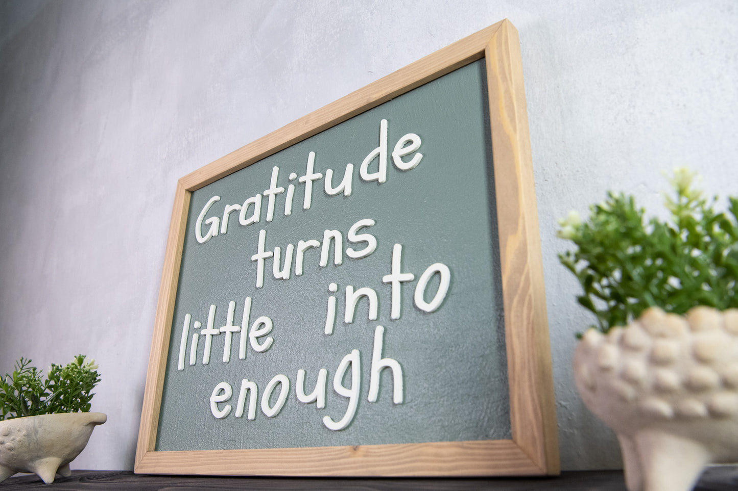 Ξύλινη Πινακίδα Τοίχου – Gratitude Turns Little into Enough – Χειροποίητη με Εφέ Τσιμέντου