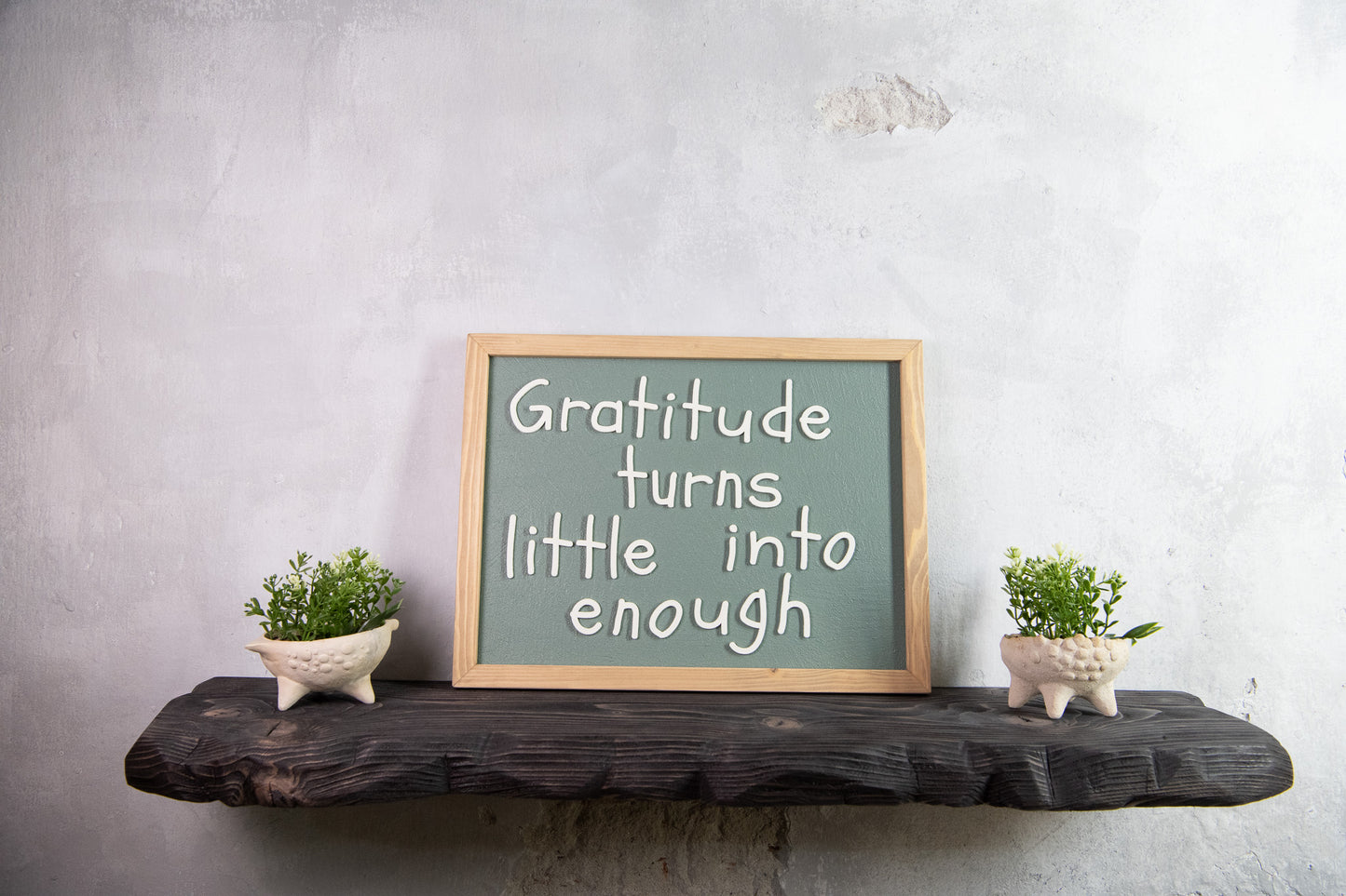 Ξύλινη Πινακίδα Τοίχου – Gratitude Turns Little into Enough – Χειροποίητη με Εφέ Τσιμέντου