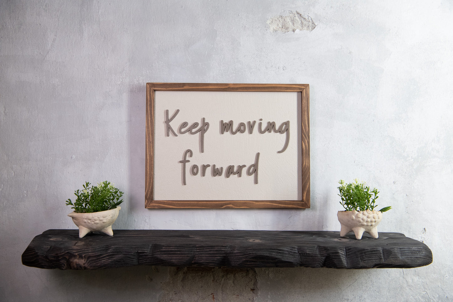 Ξύλινη Πινακίδα Τοίχου – Keep Moving Forward – Χειροποίητη με Εφέ Τσιμέντου