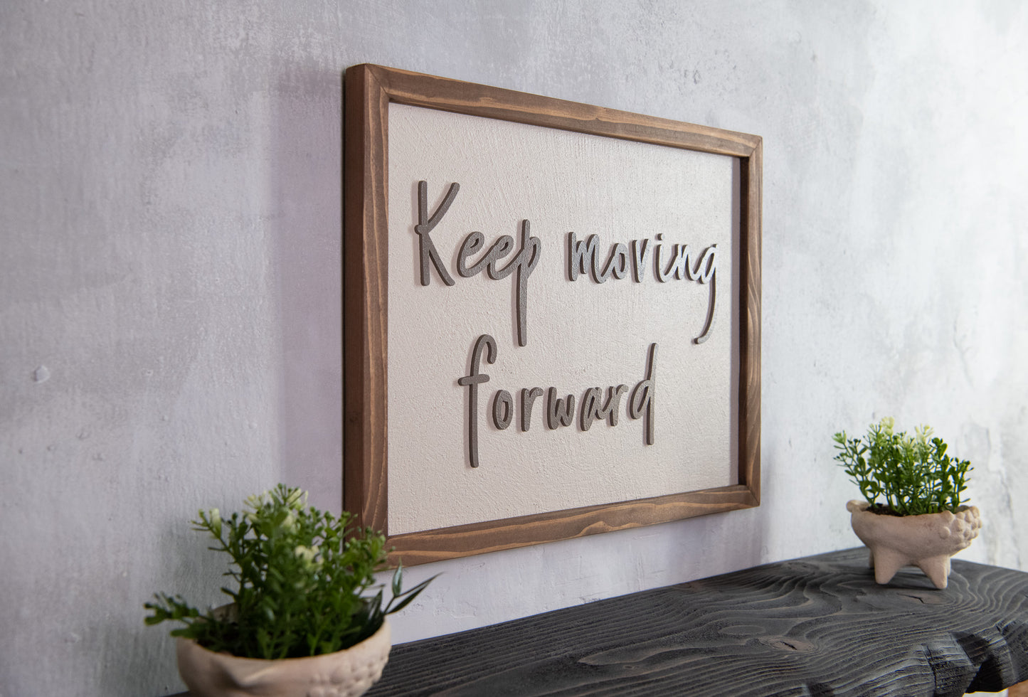 Ξύλινη Πινακίδα Τοίχου – Keep Moving Forward – Χειροποίητη με Εφέ Τσιμέντου