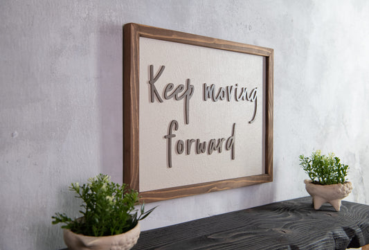 Ξύλινη Πινακίδα Τοίχου – Keep Moving Forward – Χειροποίητη με Εφέ Τσιμέντου