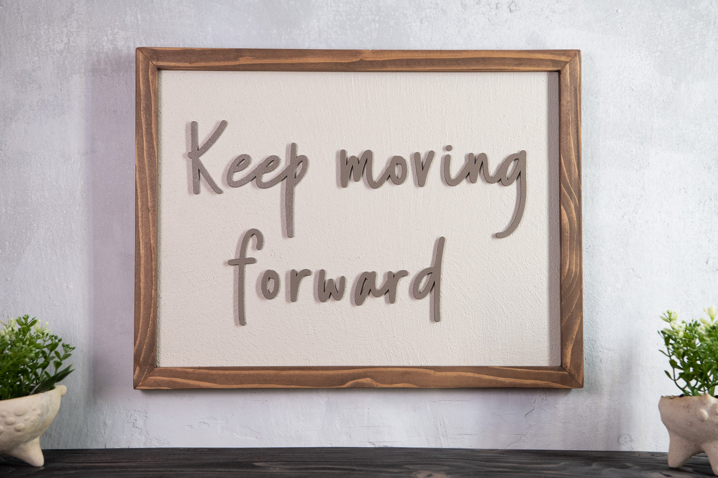 Ξύλινη Πινακίδα Τοίχου – Keep Moving Forward – Χειροποίητη με Εφέ Τσιμέντου
