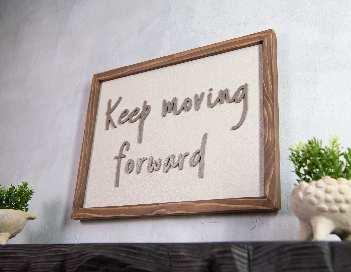 Ξύλινη Πινακίδα Τοίχου – Keep Moving Forward – Χειροποίητη με Εφέ Τσιμέντου