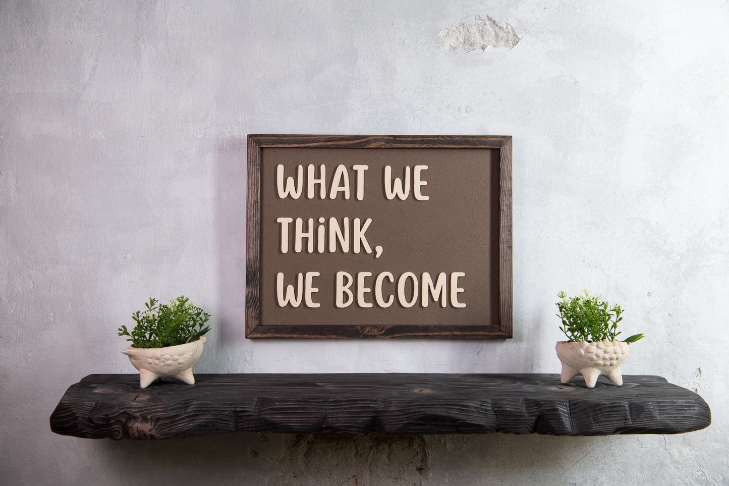 Ξύλινη Πινακίδα Τοίχου – What We Think, We Become – Χειροποίητη με Εφέ Τσιμέντου