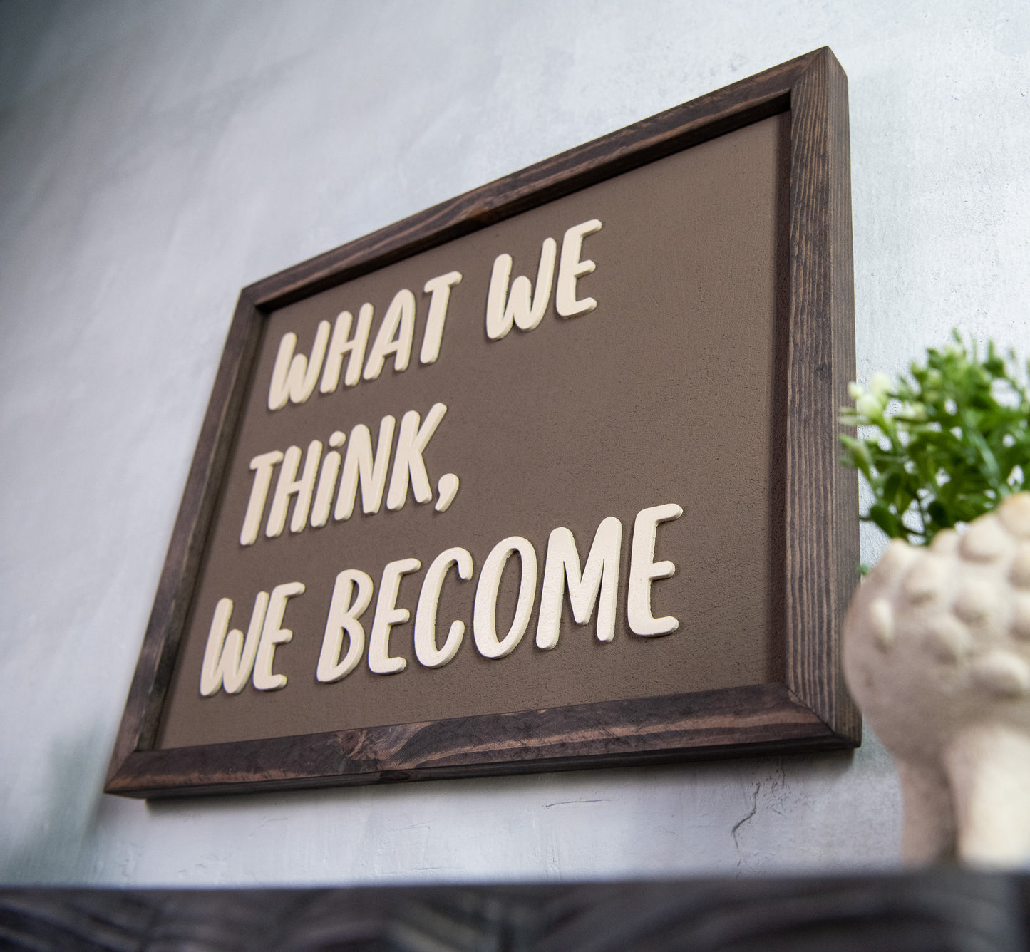 Ξύλινη Πινακίδα Τοίχου – What We Think, We Become – Χειροποίητη με Εφέ Τσιμέντου
