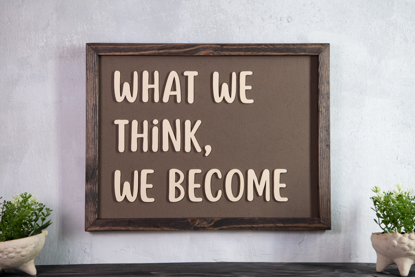 Ξύλινη Πινακίδα Τοίχου – What We Think, We Become – Χειροποίητη με Εφέ Τσιμέντου